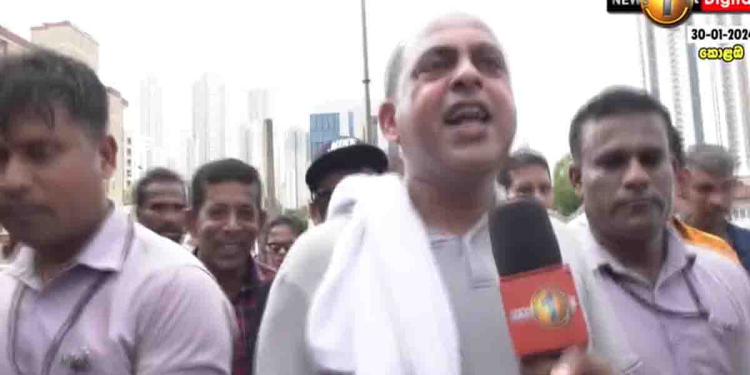 ‘රනිල් රාජපක්ෂ මහත්තයෝ…! ඔයාගෙ කාලෙ නොවැම්බර්වලින් ඉවරයි! මේක ආරම්භයක් විතරයි..! අපි ආයෙ එනවා! ගෙදර යනවද හිරේ යනවද කියලා තීරණය කරන්න!’ මරික්කාරුත් ප්‍රහාරයෙන් පසු සැර කතාවක් කරයි! VIDEO I Sri Lanka Latest News