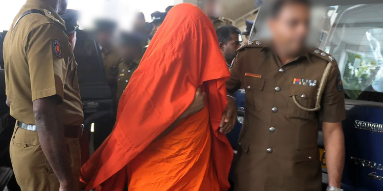 සිවුරක් ඇඳගත්තු බේබද්දෙක් කොටුව දුම්රියපළේ යකා නටයි! පොලිස් නිලධාරීන්ටත් පහරදීලා වෝකිටෝකි යන්ත්‍රය පොළොවේ ගහලා! Sri Lanka Latest News