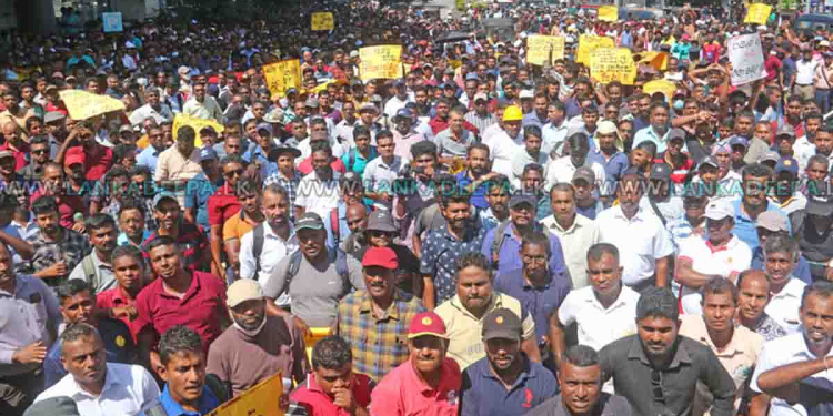 වැඩ තහනම් කරන ඇමැතිගේ තර්ජන නොතකා විදුලි සේවකයන් 5000ක් පාරට බහී! කොටුවම හිරවෙයි! VIDEO I Sri Lanka Latest News