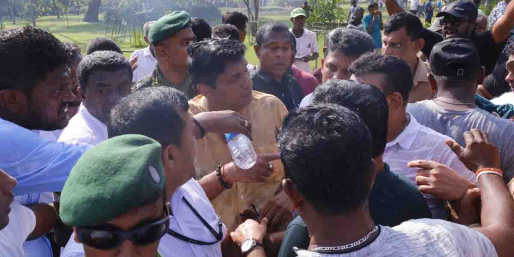 කොළඹ විරෝධතාවේදී විපක්ෂනායක සජිත් ඉලක්ක කරලා ගහපු කඳුලු ගෑස් හා ජල ප්රහාරයේ වීඩියෝව එළියට එයි! VIDEO I Sri Lanka Latest News