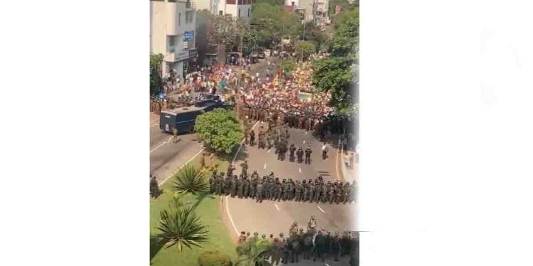1. පොලිස් පෝලිම! 2. හමුදා පෝලිම! 3. හමුදා පෝලිම! පෙරමුණු 3කින් ආරක්ෂක අංශ සජබ පෙළපාලිය නවත්වන්න කරපු මෙහෙයුම වීඩියෝවකින් එළියට එයි! VIDEO I Sri Lanka Latest News