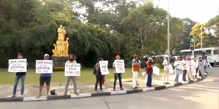 ඔන්ලයින් පනත පාර්ලිමේන්තුවේ විවාද කරන්න යද්දී පාර්ලිමේන්තු වටරවුමේ සිවිල් සංවිධාන තියපු විරෝධය! VIDEO I Sri Lanka Latest News