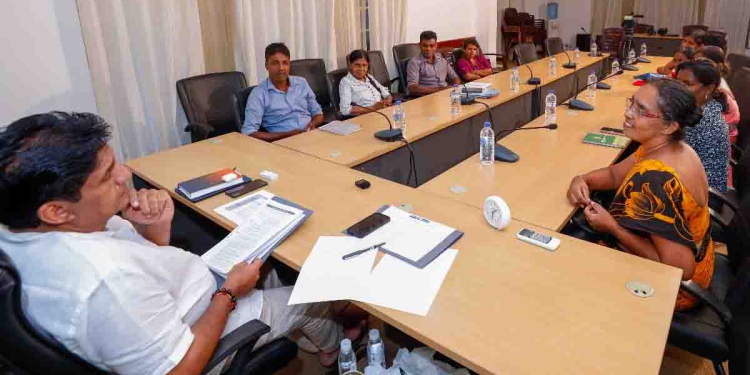 ‘ක්ෂුද්‍ර මූල්‍ය වින්දිත සහ ප්‍රජා මූල්‍ය සේවා සංවිධාන එකමුතුව’ විපක්ෂනායක සජිත් හමුවන්න එයි! සජිත් ආණ්ඩුවෙන් ලොකු ඉල්ලීමක් කරයි! රජයේ ගජමිතුරු ගිනි පොලී ව්‍යාපාරිකයන් ආරක්ෂා නොකර ප්‍රජා මූල්‍ය සංවිධාන ආරක්ෂා කරන්න! VIDEO & PHOTOS I Sri Lanka Latest News