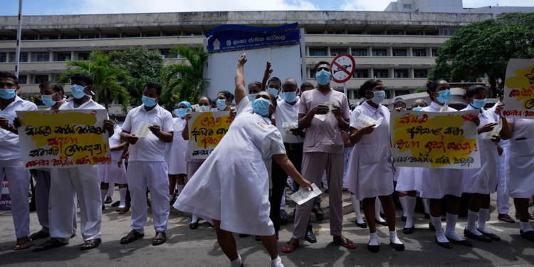 දොස්තරලට වැඩි කරපු 35000 ඉල්ලා සෞඛ්‍යයේ වෘත්තීය සමිති 72ක් අද වැඩ නවත්වලා පාරට බහී! බෙහෙත් ගන්න අදත් ඉස්පිරිතාලවලට යනවා නම් රස්තියාදුවක් තමයි! Sri Lanka Latest News