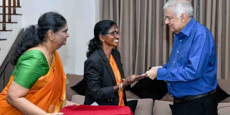 සපත්තු නැතිව පිලිපීනයේදී දුවලා රන් පදක්කම දිනපු අවුරුදු 72ක අකිලා යාපනයේදී ජනපති හමුවෙයි! I Sri Lanka Latest News