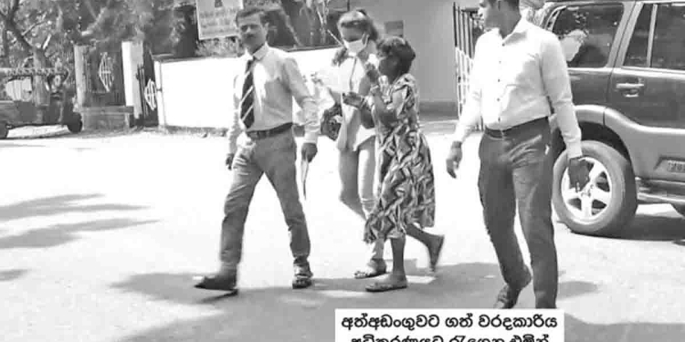 ලංවිම ඉංජිනේරු ආචාර්ය අමරසිරි මරා කෑලි කපා බැරලයක දමා වැළලුවාට මරණ දඬුවම ලැබුණු වැරදිකාරිය අවුරුදු 34කට පසු අල්ලයි! 1990 ඇප ලැබුණාට පසු උසාවිය පැත්ත පළාතේ ඇවිත් නෑ! සිද්ධිය වෙද්දි අවුරුදු 32යි! දැන් වයස 66ක්! ඝාතනයේ පළමු වැරදිකාර සැමියා තවමත් අතුරුදන්! I Sri Lanka Latest News