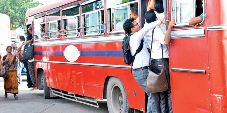 ජැක්සන්ලා අල්ලන්න බස් එකට නැග්ග පොලිසියේ නිලධාරිනියටත් ‘ජැක්’ එකක් ගහලා! I Sri Lanka Latest News