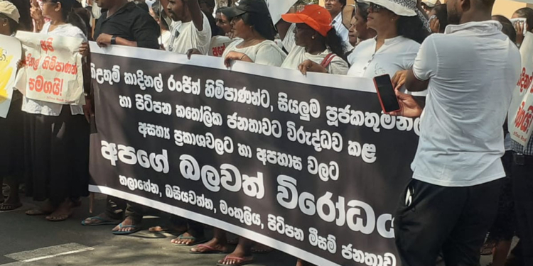 මීගමු ලෙල්ලමේ ප්‍රශ්නය තවම ඉවර නෑ! අධිකරණ නියෝගයෙන් පස්සේ අගරදගුරු නිලනිවස ඉදිරිපිටටම ඇවිත් කැත විදිහට කාදිනල් හිමියන්ටයි පල්ලියටයි බැන්න පිරිසට එරෙහිව අද පූජකවරුන් සහ කතෝලිකයන් මීගමුවේ නිහඬ විරෝධතාවක! VIDEO & PHOTOS I Sri Lanka Latest News