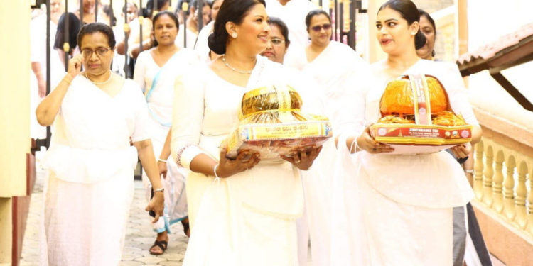 ජනපති ගැන ආණ්ඩුව ගැන මහනායක හිමිවරුන්ගේ විශ්වාසය බිඳ  වැටිලා! මහනුවර කාන්තා සමුලුව 24..! කන්ද උඩරට සජබ ගැහැනු හයිය පෙන්වන්න හිරුණිකා ලෑස්ති වෙයි! මහනායක හිමිවරුන් හමුවී ආශිර්වාද ලබා ගනී! VIDEO I Sri Lanka Latest News