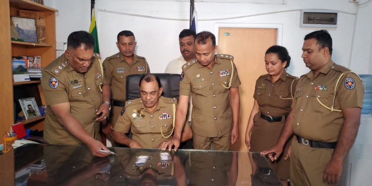 ත්‍රීවීල් එකකින් කුඩු ඇද්ද තරුණ විවාහක ජෝඩුවක් අල්ලයි! පොලිසිය පනිද්දී කාන්තාව කුඩු පැකට් ටික ගිලලා! PHOTOS I Sri Lanka Latest News