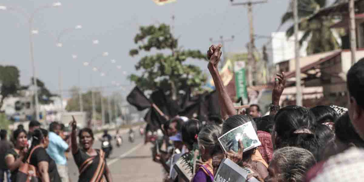 නිදහස් දිනය කළු දිනයක් ලෙස ප්රකාශයට පත් කොට කිලිනොච්චියේ විරෝධතා! පොලිසියෙන් කඳුළු ගෑස්-ජල ප්රහාර! යාපන සරසවි සිසුන් 5ක් අත්අඩංගුවට! PHOTOS I Sri Lanka Latest News