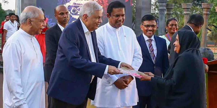 ජනපති දඹුල්ලේදී ඉඩම් ඔප්පු 10000ක් බෙදා දුන් උරුමය වැඩසටහනට එක්වෙයි! PHOTOS I Sri Lanka Latest News