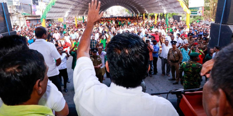 මට අගමැතිකම් ජනාධිපතිකම් බාරගන්න හැකියාව තිබුණත් හොරු එක්ක ඩීල් දාන්න බැරි නිසා මම තනතුරු ගත්තේ නෑ! හොරුන්ගෙන් ජනාධිපති වුණා නම් මටත් කෙහෙළියව ආරක්ෂා කරන්න සිද්ධ වෙනවා! ප්රේමදාසලා රාජපක්ෂලාගේ ආරක්ෂකයෝ – දොරටු පාලකයෝ නෙමෙයි! සජිත්ගෙන් මහරදී ජනාධිපති ඇතුලු ආණ්ඩුවට ප්රබල ප්රහාරයක්! VIDEO & PHOTOS I Sri Lanka Latest News
