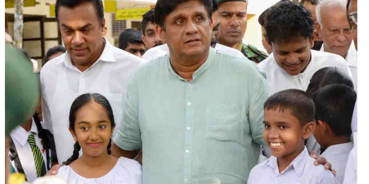 ටීවී-රේඩියෝ එකෙන් බෙරිහන් දිදී ලස්සන කතා කිව්වට ඩොලර් බිලියන 90ක ණය ගෙවන්නත් බෑ! රට බංකොලොත්කමින් මුදාගන්නත් බෑ! ෆයිල් මිටි පෙන්න පෙන්න හිටියට හොරු අල්ලන්නත් බෑ! හොරාකාපු සල්ලි රටට ගේන්නත් බෑ! අපි රටේ ණයත් ගෙවනවා! හොරුත් අල්ලනවා! හොරා කාපු සල්ලිත් ගේනවා! සජිත් 96 වැනි සක්වල ස්මාර්ට් පන්ති කාමරය නාරද විදුහලේ දරුවන්ට පිරිනමයි! VIDEO & PHOTOS I Sri Lanka Latest News