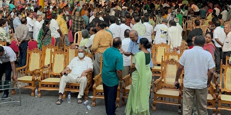 සජබෙට එරෙහිව නඩු දාලා වාරණ නියෝග ගත්ත.. සජබ නායක සජිත්ට තැන තැන බැන බැන යන… රනිල් එක්ක නිතර නිතර කතා කරනවා කියන සරත් ෆොන්සේකා සජිත්ගේ මහර රැලියට ආරාධනාවක් නැතිවම ඇවිත්! තනිවම ඉස්සරහා පුටුවක වාඩි වෙලා හිටියත් කවුරුත් ගණන් අරන් නෑ! රැස්වීමේ කතාවක් ලැබිලත් නෑ! VIDEO I Sri Lanka Latest News