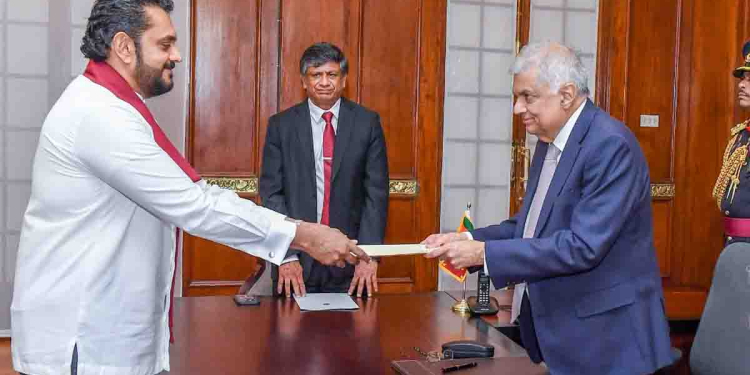 අපි කිව්වනේ රනිල් කරන්නෙම රාජපක්ෂවරු රකින එක කියලා! අර ඩොලර් බිලියන 6.9ක් ගෙවපු අසූචි පොහොර ගේද්දි රාජ්‍ය ඇමැතිකමේ හිටියෙ ශෂීන්ද්‍ර රාජපක්ෂ! එයා නැනෝ පොහොර වංචාව වෙද්දිත් ඇමැති! දැන් එයාට රනිල් තවත් රාජ්‍ය ඇමැතිකමක් දීලා! රනිල් ඉන්නෙම හොරුත් එක්ක! මුජිබර් රනිල්ට සැරටම අමතයි! VIDEO I Sri Lanka Latest News