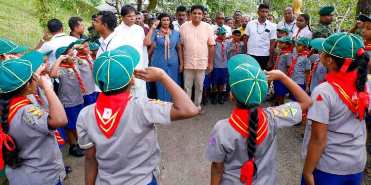 අපේ රට විනාශ වුණේ එක පවුලක් කේන්ද්‍ර කරගත් ගජමිතුරු ආර්ථික ත්‍රස්තවාදයෙන්! රටේ සම්පත්-දේපොළ කොල්ලකෑවා! ඒ මංකොල්ලයට සම්බන්ධ සියලු දෙනා නීතිය හමුවට ගෙනවිත් නැවත එම සම්පත් රටට අරන් ඇවිත් අධ්‍යාපනයයි-සෞඛ්‍යයි දියුණු කරනවා! හොරු අල්ලන බවට විපක්ෂනායක සජිත් යළිත් සහතික වෙයි! VIDEO & PHOTOS I Sri Lanka Latest News