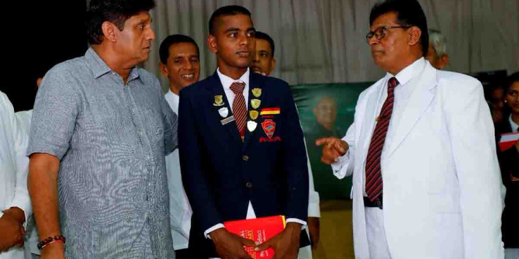 කොටි ත්රස්තවාදීන්ගෙන් මුදාගත් රට ආර්ථික ත්රස්තවාදීන් ග්රහණයට අරන්! බංකොලොත් රටෙනුත් අමුඅමුවේ හොරකම් කරන මේ යුගය අවසන් කර රටෙන් හොරා කෑ ධනය නැවත රටට ගේන යුගයක් බිහිකරනවා! විපක්ෂනායක සජිත් දේවපතිරාජ විදුහලට සුහුරු පන්ති කාමරයක් ලබා දෙමින් කියයි! VIDEO & PHOTOS I Sri Lanka Latest News
