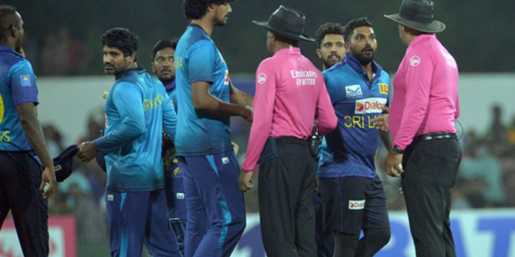 නෝ එක නොදුන්නාට හැනිබල්ට සද්දෙ දාලා වෙන රස්සාවක් හොයාගන්න කියපු වනිඳුට බංග්ලාදේශ මැච් දෙකක් නැතිවෙයි! 50%ක දඩයකුත් ගහලා! I Sri Lanka Latest News