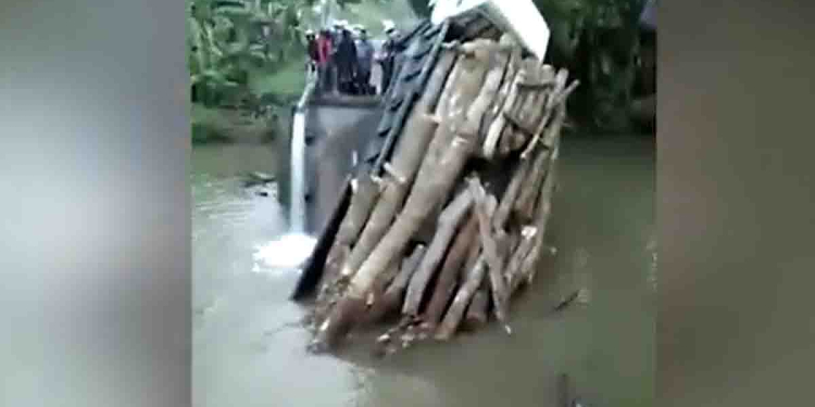 කොට පැටවූ ලොරිය පාලමත් කඩාගෙන හුලංදා ඔයට වැටෙයි! I Sri Lanka Latest News