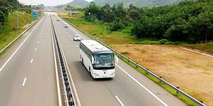 අධිවේගී මාර්ගවල අවම වේගයට වඩා හෙමින් යන රියැදුරන්ට එරෙහිව අලුත් නීතියක් එයි! Sri Lanka Latest News