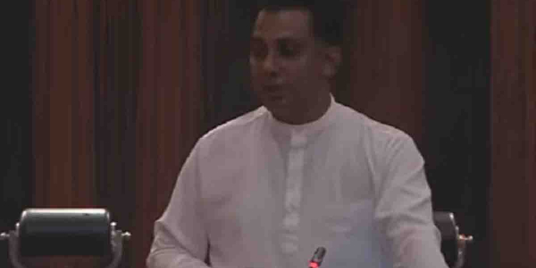 කඳ බඩ තිබ්බට මීහරක් බලාගත්ත අයට කෝච්චිවල වඩේ විකුණනවා වගේ මේ පාර්ලිමේන්තුව ඇතුළේ හැසිරෙන්න දෙන්න එපා! කතානායකතුමාට මන්ත්‍රී රෝහණ බණ්ඩාරගෙන් පැමිණිල්ලක්! VIDEO I Sri Lanka Latest News