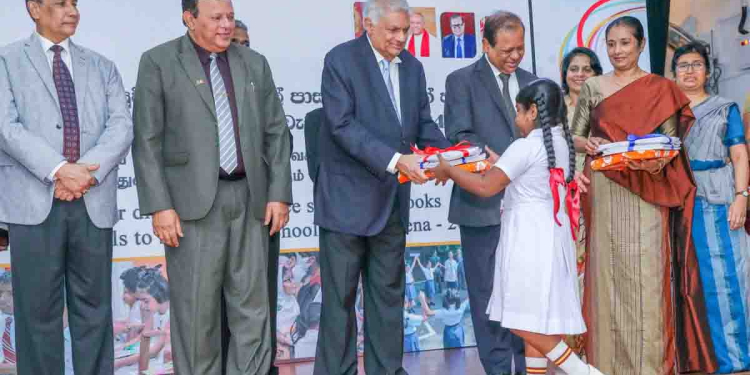 ජනපති කොල්ලුපිටිය ශාන්ත අන්තෝනි බාලිකා විද්යාලයට ගිහින් 2024 පෙළපොත්-නිල ඇඳුම් රෙදි බෙදාදෙයි! PHOTOS I Sri Lanka Latest News