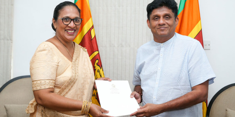 රට පුරාම විහිදී තිබෙන ප්රබලම සංවිධානයක් වන පවුල් සෞඛ්ය සේවිකා සංගමයේ සභාපතිනිය සජිත් සහ සජබය සමග එකතු වෙන්න තීන්දු කරයි! ප්රබල තනතුරක් පක්ෂයෙන් ලබාදෙයි! PHOTOS I VIDEO I Sri Lanka Latest News