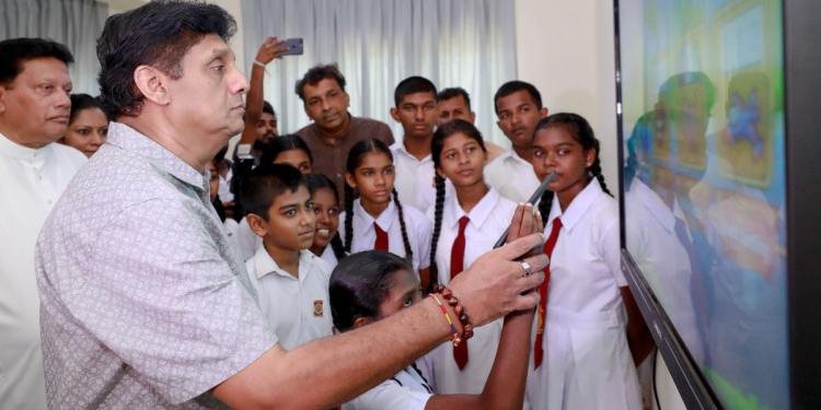 පෞද්ගලික පාසල්වල සිසුන්ට තියෙන තාක්ෂණික දැනුම රජයේ පාසල්වල සිසුන්ට නෑ! මේ බෙදීම අපි නැතිකරනවා! 100 වැනි සක්වළ ස්මාර්ට් පන්ති කාමරය කැස්බෑවේ දරුවන්ට ලබාදෙමින් සජිත් අධ්‍යාපනයේ බෙදීම නැතිකරන හැටි කියයි! VIDEO I PHOTOS I Sri Lanka Latest News