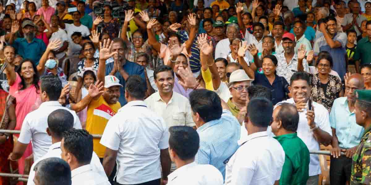 සජිත් තඹුත්තේගමට ගියාම අනුර කුමාර ‌ඉගෙනගත්ත පාසලේ විදුහල්පති හාමුදුරුවෝ මාර කතාවක් කියලා! සජිත් එවේලේම ගත්ත තීන්දුව මොකද්ද? වත්තල ආසනයට ඇවිත් මහ සෙනගක් ඉදිරියේ කතාව කියයි! VIDEO & PHOTOS I Sri Lanka Latest News