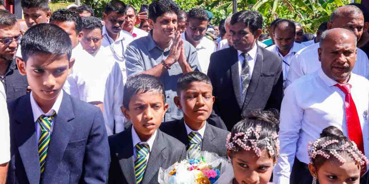 උසස් පෙළ උගන්වන ගුරුවරුන්ට වෙනත් සමාජ සේවා ආයතනයකින් පඩි ගෙවන රටක සල්ලි වියදම් කරන්න ඕන අධ්යාපනය වැඩිදියුණු කරන්නද-කඳුලු ගෑස් රබර් උණ්ඩ ගේන්නද? දික්වැල්ල මින්හාත් පාසලේ දරුවන්ට ස්මාර්ට් පන්ති කාමරයක් ලබා දෙමින් විපක්ෂනායක සජිත් ආණ්ඩුවෙන් ප්රශ්න කරයි! VIDEO & PHOTOS I Sri Lanka Latest News