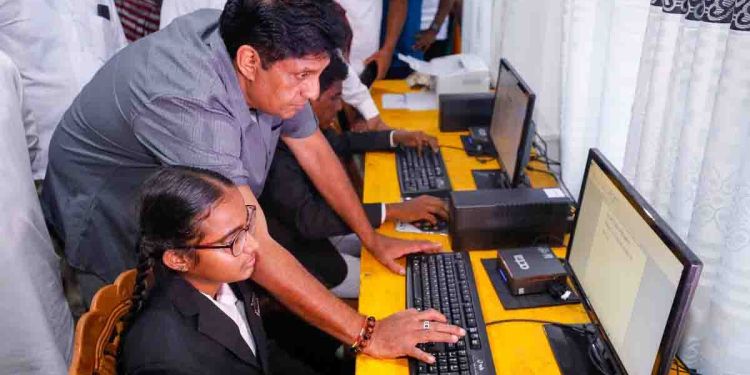 ආණ්ඩුව පාරවල් වහගෙන නිදහස් උළෙලට ලෑස්ති වෙද්දී සජිත් පිට පිට පාසල් 17කට ස්මාර්ට් පන්ති කාමර 17ක් ලබාදෙමින් නිදහස සමරන්න ලෑස්ති වෙයි! පළාත් 9ටම නව හෙද විද්යාල 9ක්! ගොම්බද්දල විජයබා දරුවන්ට සජිත් 74 වන ස්මාර්ට් පන්ති කාමරය පිරිනමයි! VIDEO & PHOTOS I Sri Lanka Latest News
