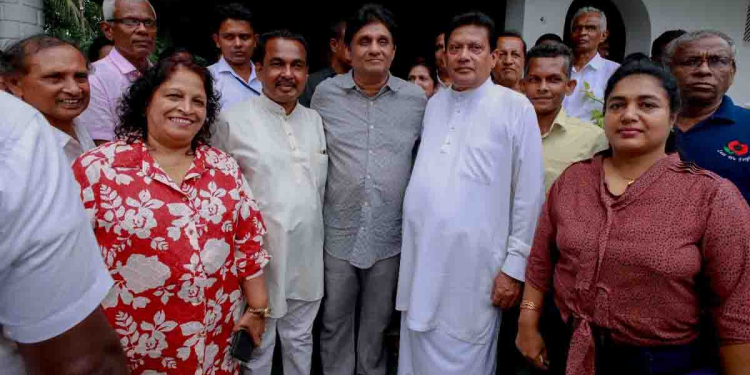 කැලණිවැලි මිටියාවතේ කීර්තිමත් දේශපාලකයෙක්.. 94 පෙරළියේ පෙරගමන්කරුවෙක් වූ ගාමිණී තිලකසිරි සහ කැස්බෑවේ හිටපු සභාපති ගාමිණී සිල්වා සජිත් සමග එක්වෙයි! සජිත් දෙන්නාගේම ගෙවල්වලට යයි! PHOTOS I Sri Lanka Latest News