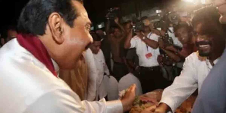 මහින්දලාට පෝස්ටර් ගැහුවෙ අපි! බැසිල් අපිට තවම ණයයි! ආා… ඔය එන්නේ..! මහින්දලා බැසිල්ලාව බලයට ගේන්න පෝස්ටරුත් ගහලා! ඒ කියන්නේ මහින්දලාව බලයට ගෙනත් තියෙන්නෙත් මේගොල්ලො තමයි! VIDEO I Sri Lanka Latest News