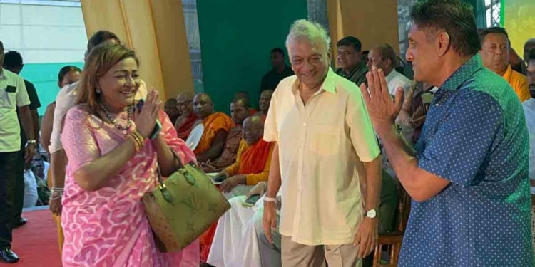 අනුර-රනිල් ඩීල් එක එළියට ආවට පස්සේ ආණ්ඩුවේ කෑලි එකින් එක ගැලවෙන්න පටන් ගනී! මෙච්චර කල් වමේ පිරිසුදු දේශපාලනයක යෙදුණු ගාල්ලේ ගීතා රනිල්ගේ ආණ්ඩුවෙන් එළියට ඇවිත් මහනුවරදී සජිත්ට එකතුවෙයි! VIDEO I Sri Lanka Latest News
