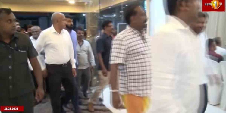 රනිල්ගේ ගම්පොළ රැස්වීමකට මැතිවරණ කොමිසමෙන් කඩා පනී! මහින්දානන්දලා කරන්න ගිය වැඩක් නවත්වයි! VIDEO I Sri Lanka Latest News