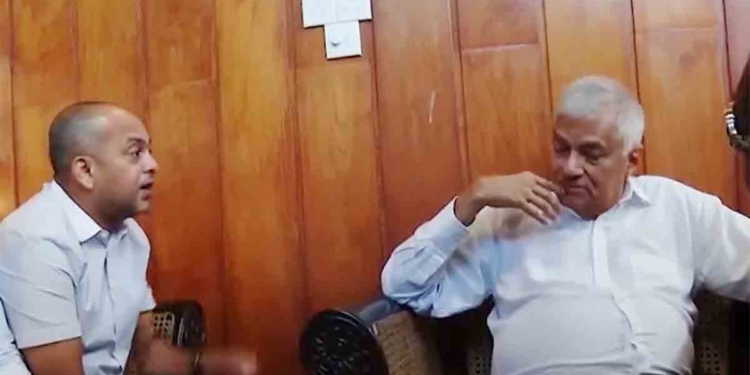 සජිත් වෙනුවෙන් මරික්කාර් කොලොන්නාවේ ගෙවල් ගානේ යද්දී මළගෙදරකදී හම්බවෙලා මරික්කාර්-රනිල් කතා කරපු මාස ගාණක් පරණ වීඩියෝ එකක් දාලා කට්ටියක් මඩ ගැහිල්ලක් පටන් අරන්! ලැජ්ජයි! VIDEO & PHOTOS I Sri Lanka Latest News