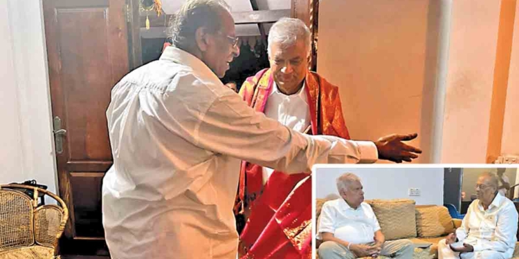 රනිල්ගේ යාපන වේදිකාවට නගින ලෙස කරපු ආරාධනාවට මාවෙයි බෑ කියයි! පස්සේ රනිල් මාවෙයිගේ ගෙදර ගිහින් කතා කරලා ෆොටෝ ගහලා මාවෙයිගේ සහාය ගත්තා කියලා බොරු නිව්ස් දාලා! අද උදේම මාවෙයි විශේෂ ප්රකාශයක් කරයි! ගෙදරට ආවාම නොසලකා ඉන්න බෑ! මගේ සහාය සජිත්ට විතරයි! I Sri Lanka Latest News