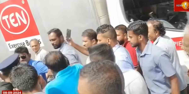 දඹුල්ලේ උණුසුම් තත්ත්වයක්! රනිල්ට කැන්වසින් යන්න ආ රාජ්‍ය ආරක්ෂක ඇමැති ප්‍රමිතට විරෝධයක්! ගැටුමක් වළක්වන්න පොලිසිය ප්‍රමිතව ආපසු හරවා යවයි! VIDEO I Sri Lanka Latest News