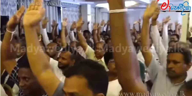 සජබ අගමැති අපේක්ෂකයා විදිහට සජිත්ව තෝරගත්තෙ කොහොමද? අහුමුලුවල ගිය කතා මොනවද? මෙන්න ඇතුළෙ වෙච්ච කතාබහක වීඩියෝ එකක් ලීක්වෙලා! VIDEO I Sri Lanka Latest News