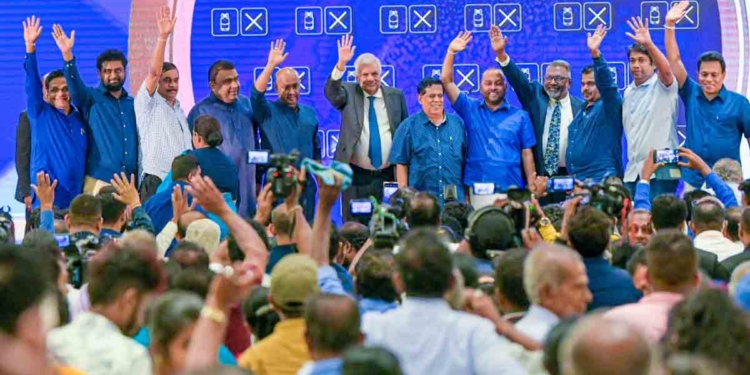 ශ්‍රීලනිපයේ ඉතිහාසගත පාවාදීමක්…! මැතිනිගේ ප්‍රජා අයිතිය අහෝසි කරපු.. මැතිනිට බිංදුමතී කියපු.. මැතිනිට අපහාස උපහාස කරපු කැබිනට් එකේ සිටි රනිල් වගේ අයව පක්ෂ සංවත්සරයේ ප්‍රධාන අමුත්තා කරලා අභිමානවත් පක්ෂයට ලැජ්ජා කළා! මේ විදිහට පක්ෂය බාර් පර්මිට්වලට-ෂෙඩ්වලට කවදාවත් පාවා දුන්නේ නෑ!  ලැජ්ජයි..! ලැජ්ජයි..!! ලැජ්ජයි..!!! VIDEO I Sri Lanka Latest News