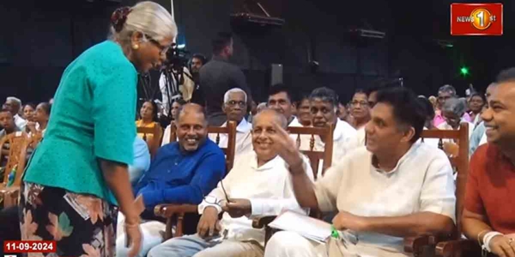 ලංකාවේ පළමුවරට තිබ්බ වැඩිහිටි සමුලුවේදී මවක් කරපු අතිසංවේදී කතාවෙන් සජිතුත් සංවේදී වෙයි! ඒ වෙලාවෙම සිය මවට දුරකතන ඇමතුමක් දී කියපු පණිවුඩය! VIDEO I Sri Lanka Latest News
