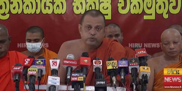 ත්‍රෛනිකායික භික්ෂු එකමුතුව සජිත්ට සහාය පළ කරන්න තීන්දු කරයි! දසදහසක් විහාරස්ථානවලට සජිත්ගේ පණිවුඩය අරන් යන්න සූදානම් වෙයි! රටට සාපයක් වෙච්ච ජවිපෙ කවදාවත් නැතිව අද බෞද්ධ වෙලා! කැමරාකාරයන්ට හොරෙන් මහනාහිමිවරු හමුවෙන්න යන්න පටන් අරන්! VIDEO I Sri Lanka Latest News