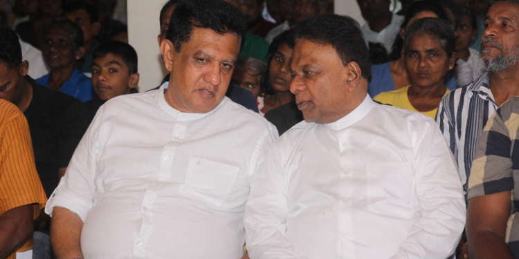 මහාචාර්ය චරිත හේරත් මුළු කටුගම්පළම පෙරළයි! පොහොට්ටුවේ සහ වමේ දහසක් සජබය සමග එකතු කරයි! PHOTOS I Sri Lanka Latest News