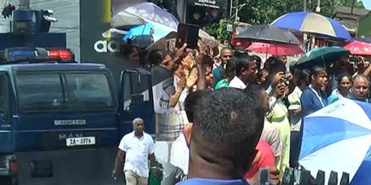 විභාග දෙපාර්තමේන්තුව ඉදිරිපිට උණුසුම් තත්ත්වයක්! ප්රශ්න 3ක් විතරක් අයින් කරලා මදි! මුළු ශිෂ්යත්ව විභාගයම අවලංගු කරන්න! අම්මලා තාත්තලා විභාග දෙපාර්තමේන්තුව වටකරයි! කැරලි මර්දනයත් ගෙන්වයි! I Sri Lanka Latest News