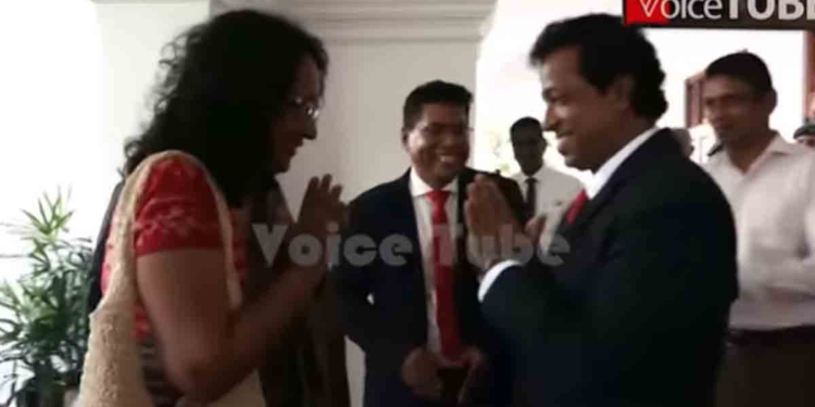 මල්ලකුත් කරේ දාගෙන අගමැති කාර්යාලයට ආවා! වැඩ බාර ගත්තා! වචන දෙක තුනක් කතා කළා! වැඩ කරමු කිව්වා! අලුත් අගමැතිනි හරිනි වැඩ පටන් ගනී! VIDEO I Sri Lanka Latest News