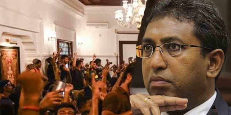 ඡන්ද පොළ නියෝජිතයන් එක්ක හර්ෂගේ කාර්යාලයේ තිබ්බ රැස්වීමේ දැඩි උණුසුම්කාරී තත්ත්වයක්! UNP එකත් එක්ක ඩීල් එකක් දානවා කියද්දී ඡන්ද පොළ නියෝජිතයන් හර්ෂට කන පැලෙන උත්තරයක් දෙයි! ‘ඔයගොල්ලො UNP එකත් එක්ක දාපු ඩීල් නිසා තමයි සජිත් මහත්තයා පැරදුණේ! ඕකුන් එක්ක මොන ඩීල්ද? කෝට්ටේ තුන්වැනි තැනට වැටුණේ ඔය ඩීල් නිසා!’ කලබලය මැද්දේ හර්ෂ රැස්වීම නවත්වා උඩ තට්ටුවට යයි!  I Sri Lanka Latest News