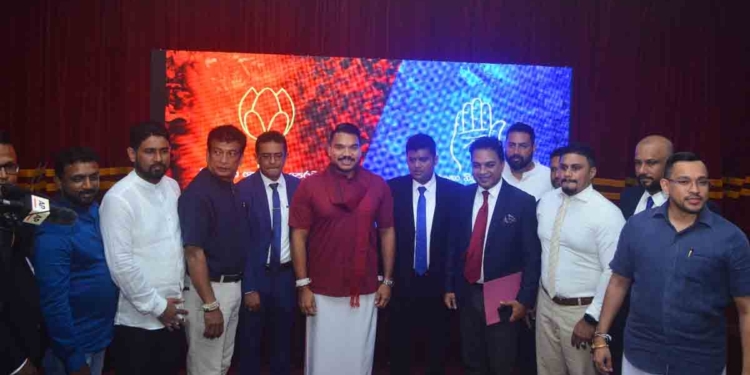 ශ්රීලනිපයේ තවත් පළුවක් ගලවගෙන නාමල් ගාවට! අවබෝධතා ගිවිසුමකුත් අත්සන් කරයි! PHOTOS & VIDEO I Sri Lanka Latest News