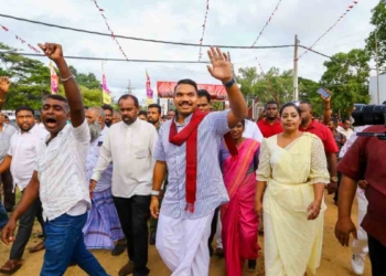 නාමල් මහසෙනගක් එක්ක පුත්තලමට එයි! පෝලිම් නැති කළා කියපු රටේ පාස්පෝට් පෝලිම්.. කටුනායක පෝලිම් හැදිලා තියෙන හැටි මතක් කරයි! මොන ආර්ථික ඔස්තාර්ලා ආවත් මහින්දගේ කාලේ තරම් මේ රට සංවර්ධනය කළ යුගයක් කවදාවත් තිබිලා නෑ! VIDEO I Sri Lanka Latest News