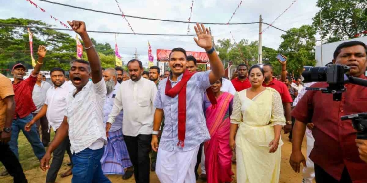 නාමල් මහසෙනගක් එක්ක පුත්තලමට එයි! පෝලිම් නැති කළා කියපු රටේ පාස්පෝට් පෝලිම්.. කටුනායක පෝලිම් හැදිලා තියෙන හැටි මතක් කරයි! මොන ආර්ථික ඔස්තාර්ලා ආවත් මහින්දගේ කාලේ තරම් මේ රට සංවර්ධනය කළ යුගයක් කවදාවත් තිබිලා නෑ! VIDEO I Sri Lanka Latest News